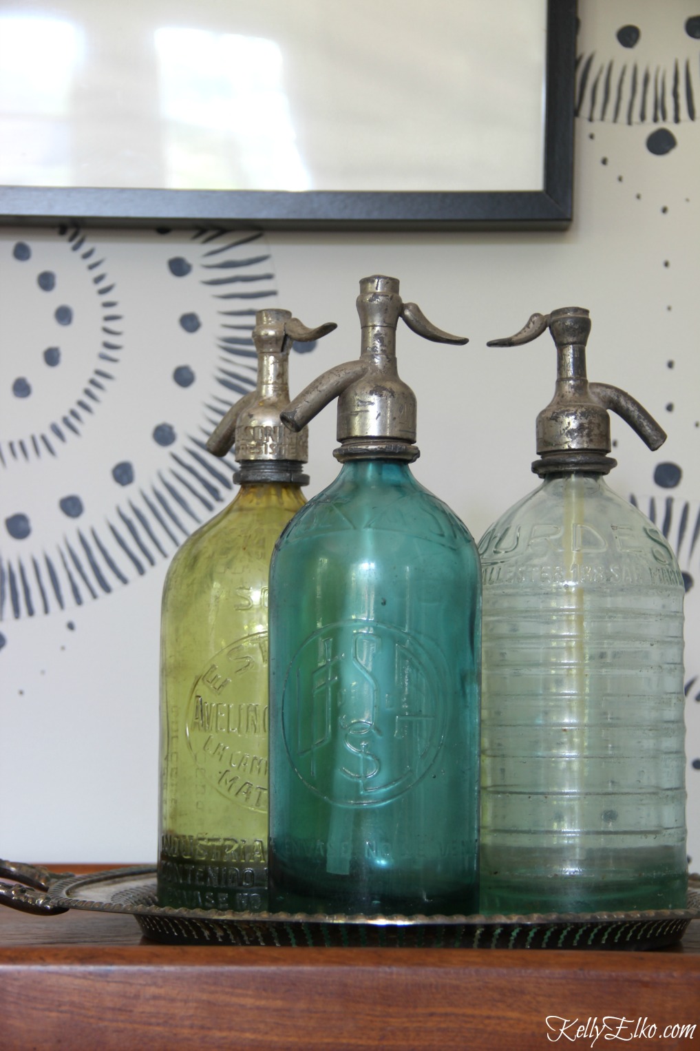 Vintage seltzer bottles kellyelko.com #vintage #collections #vintagedecor 