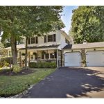 1970 split level home tour kellyelko.com #hometour #curbappeal #whitehouse #curbappeal