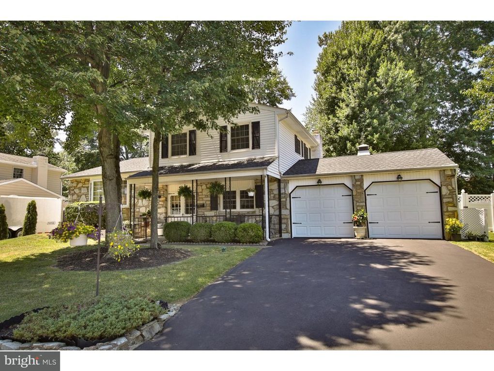 1970 split level home tour - love the stone facade and front porch kellyelko.com #hometour #vintagehome #splitlevel 