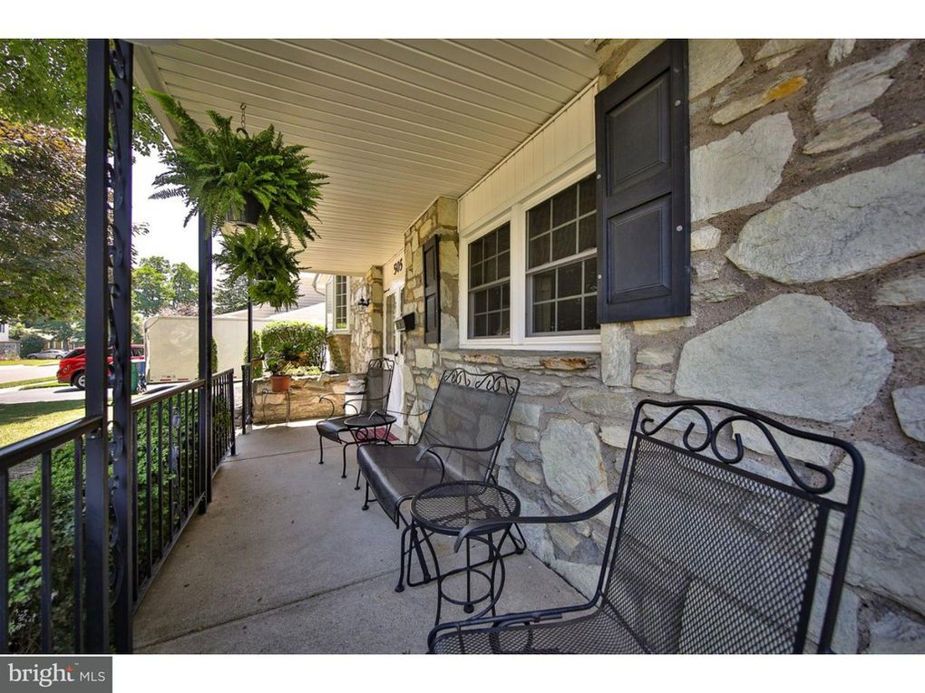 1970 split level home tour - love the stone facade and front porch kellyelko.com #hometour #vintagehome #farmhousestyle #stonehouse #splitlevel