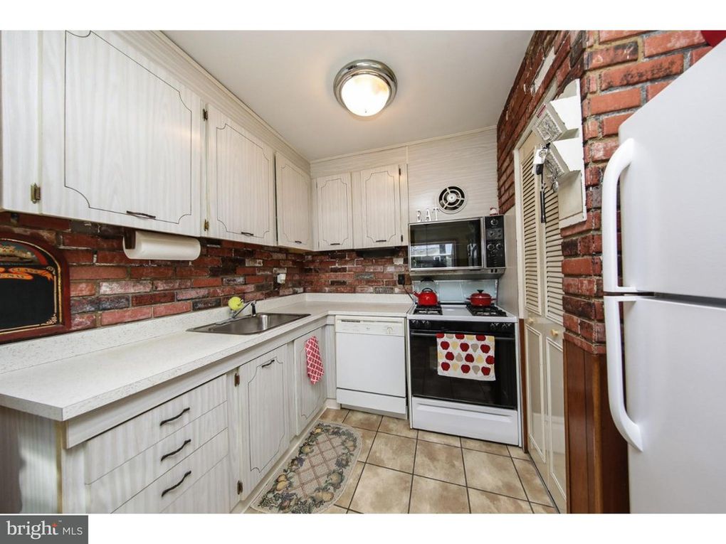 1970 split level home tour with original kitchen cabinets, countertops and faux brick backsplash kellyelko.com #vintagekitchen #hometour #kitchens #brickbacksplash