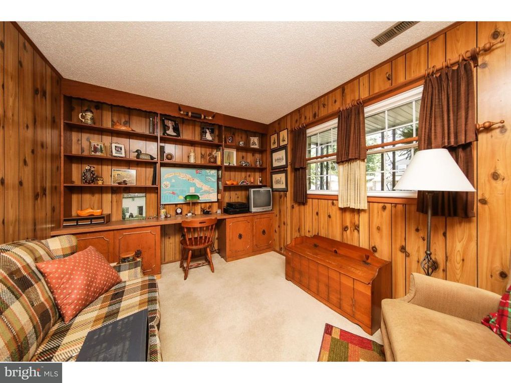 1970 home tour - wood paneling overload was the shiplap of the 70's! kellyelko.com #woodpaneling #vintagehome #den #mancave