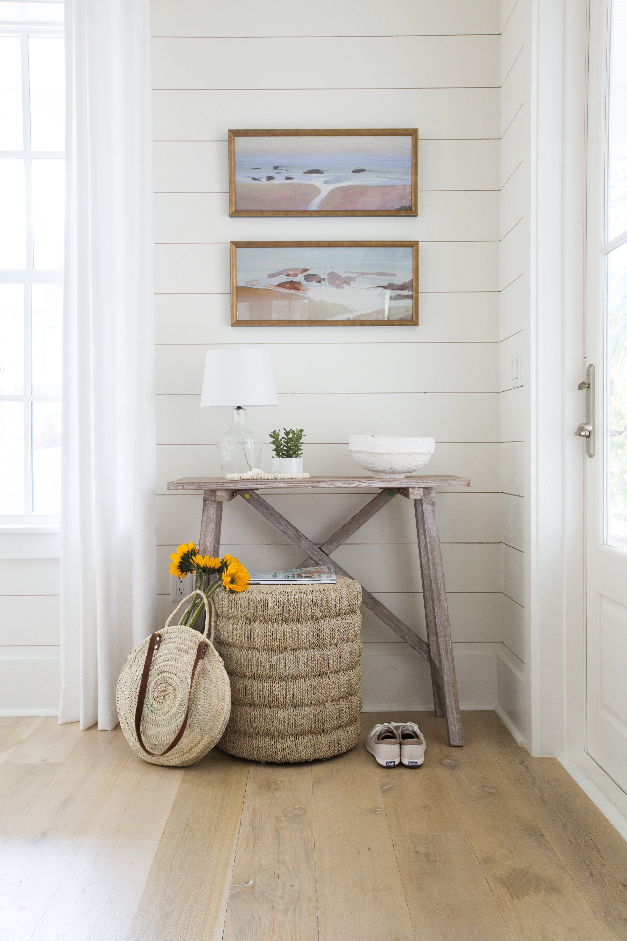 Beautiful home tour and I love the shiplap walls and light wood floors kellyelko.com #coastalstyle #shiplap #decorate #homedecor #neutraldecor 