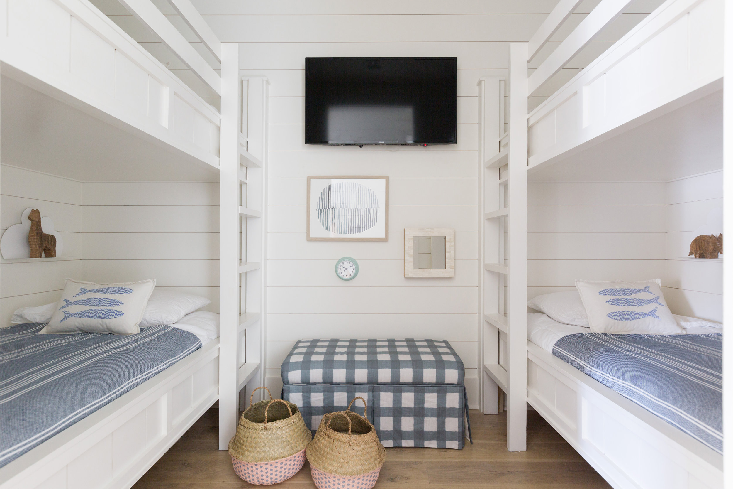 Love this bunk room in this beach house! Shiplap walls are beautiful too kellyelko.com #kidsrooms #bedrooms #bunkroom 