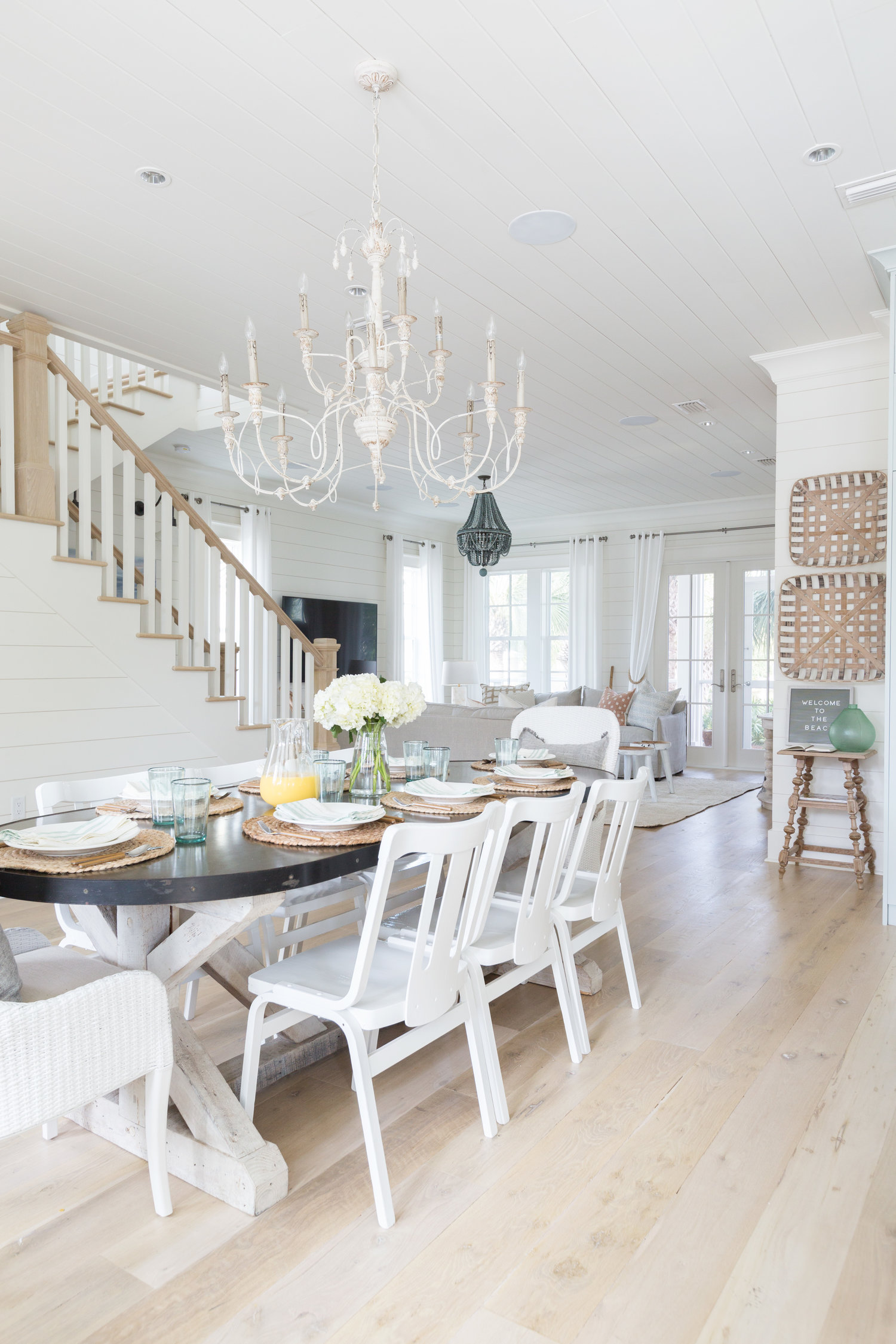 Eclectic Home Tour of the Sugar Palm House. Love the neutral home with lots of texture including shiplap walls and ceilings, eclectic furnishings and statement chandeliers. kellyelko.com #hometour #decorate #homedecor #kitchen #kitchentable #diningroom #diningroomdecor #chandelier 