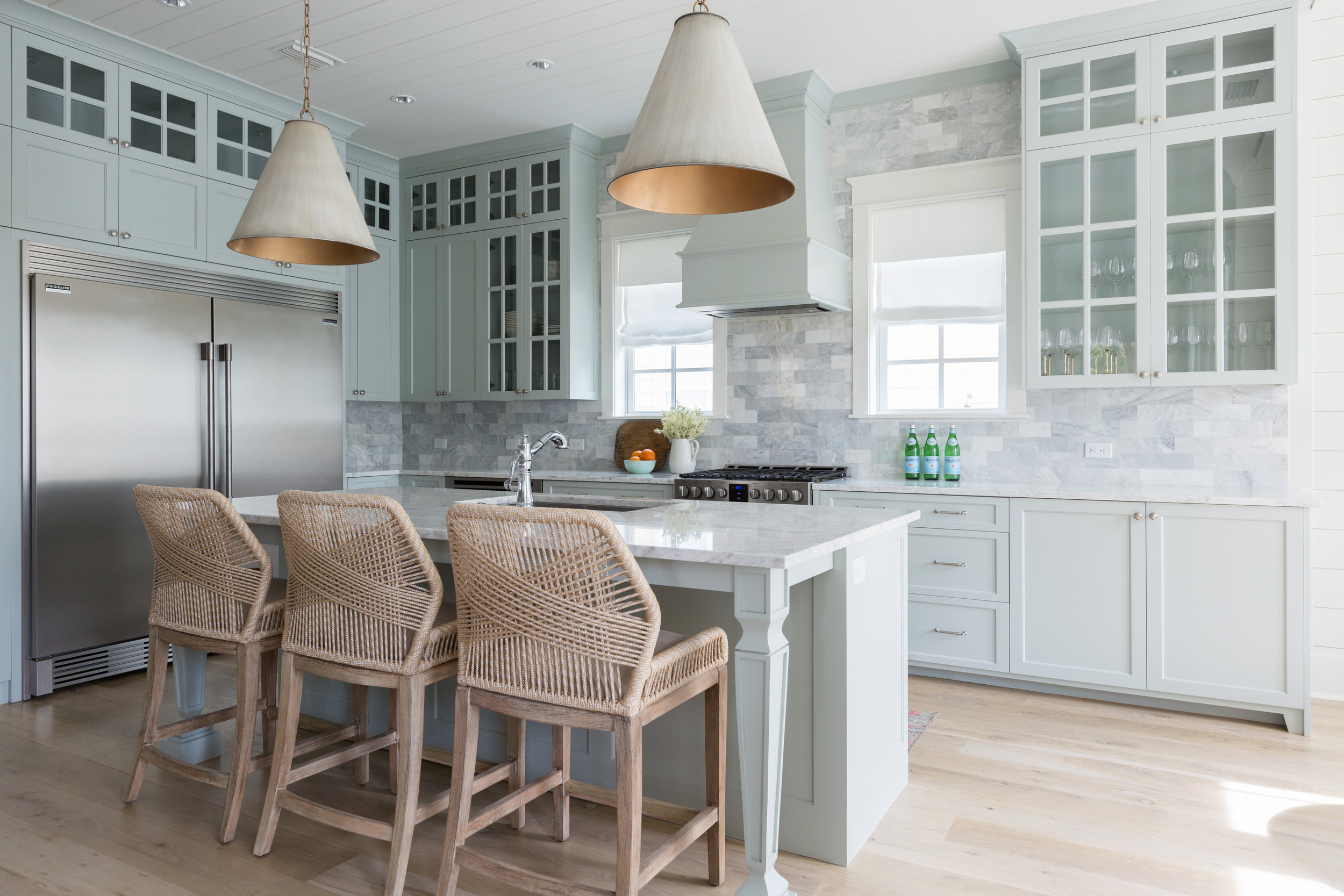 Beautiful kitchen with marble backsplash and huge pendant lighting and love the rope counter stools kellyelko.com #kitchens #lighting #kitchendecor #barstools