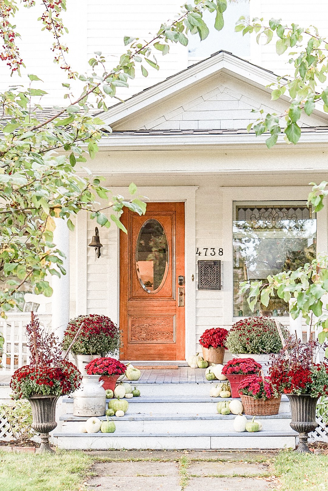 Eclectic Home Tour of B Vintage Style - love this stunning fall front porch filled with colorful mums kellyelko.com #fall #fallporch #falldecor #mums #autumndecor #autumnporch 