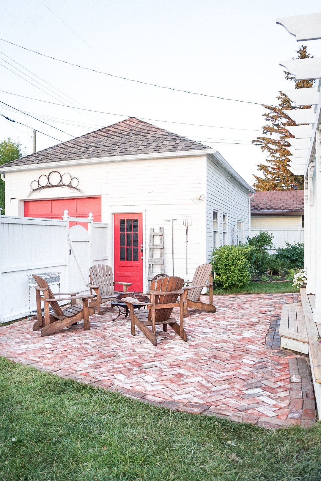 Salvaged brick patio kellyelko.com #farmhousestyle #brickpatio #patio #diypatio #diyideas