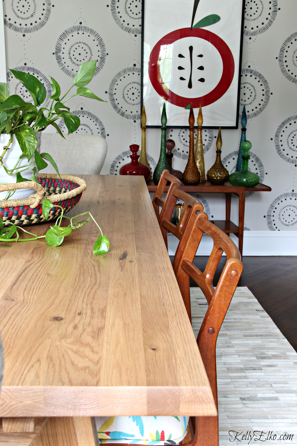 Love this eclectic dining room with extendable table, Danish modern chairs and wall mural kellyelko.com #diningroom #diningroomdecor #diningroomfurniture #wallart #murals #eclectic #interiordecor 