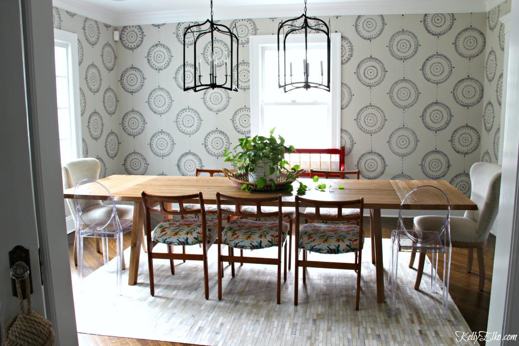 Love this extendable dining table that can seat 12 people and the vintage chairs with colorful otomi fabric kellyelko.com #diningroom #diningroomdecor #diningroomfurniture #midcenturymodern #midcentury #bohostyle #otomi #vintagestyle #interiordecor 