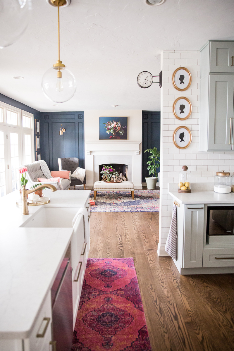 Love the eclectic mix of this colorful home #kitchen #whitekitchen #colorfulhome #colorlovers #kitchendecor #kitchen #lighting #silhouettes