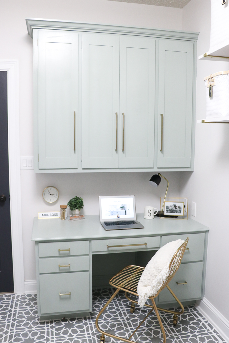 Built in desk in the laundry room kellyelko.com #homeoffice #builtins