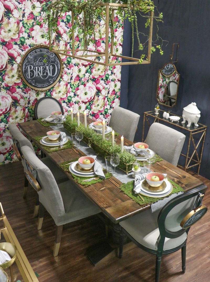 Colorful dining room kellyelko.com #diningroom #floralwallpaper #florals #colorful #farmhousestyle 