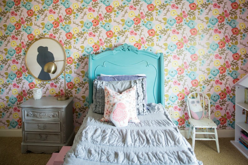 Cute girls room with colorful floral wallpaper kellyelko.com #floralwallpaper #florals #girlsrooms #bedrooms #colorful