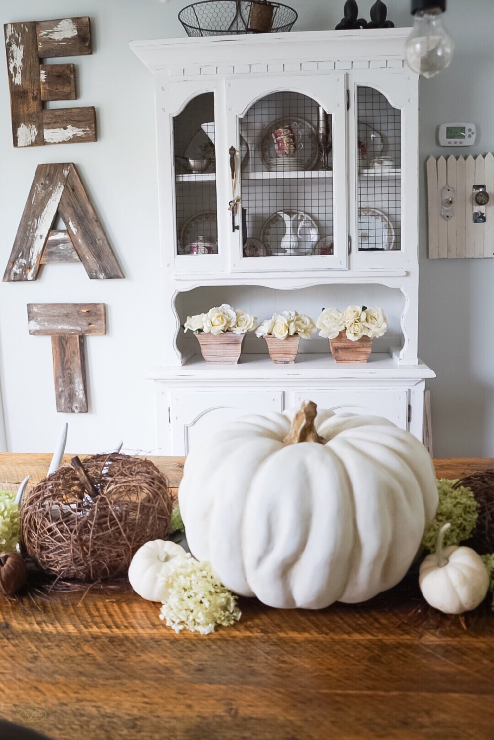 Fall farmhouse tablescape kellyelko.com #fall #falltable #falldecor #diningroom 