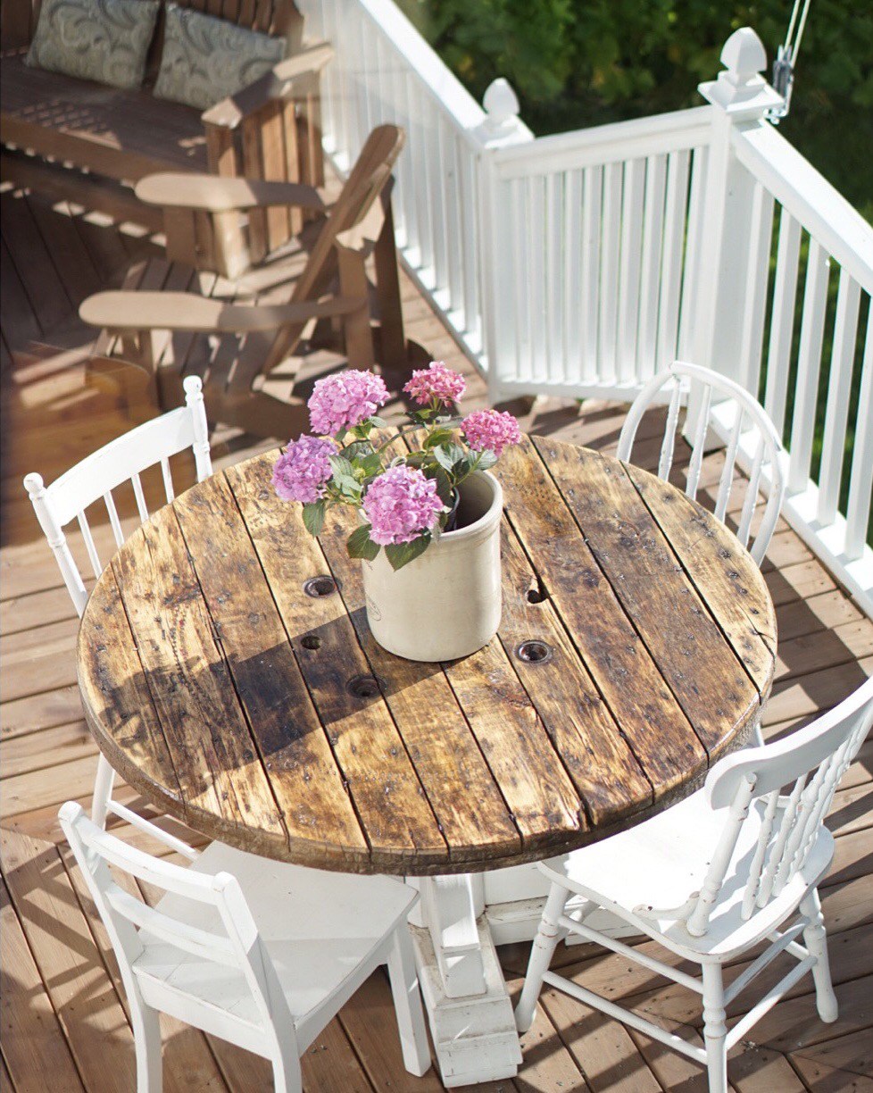 Love this old electrical cable spool used as a dining table kellyelko.com #diyideas #farmhousestyle 