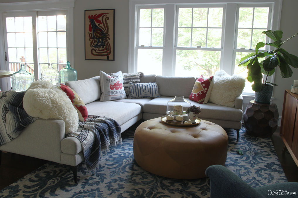 Simple fall touches in the family room - love the non traditional fall colors kellyelko.com #falldecor #fall #falldecorating #sectionalsofa #loloi #bohodecor #eclecticdecor #vintagedecor #familyroom