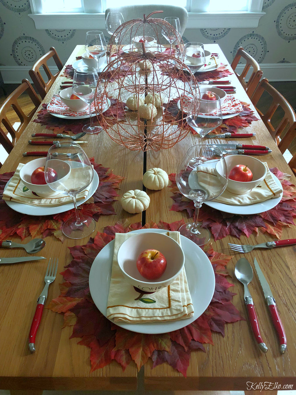 What a fabulous fall leaves tablescape! kellyelko.com #fall #falltablescape #falldecor #fallleaves #thanksgiving #thanksgivingtable #tablescape #diningroom 