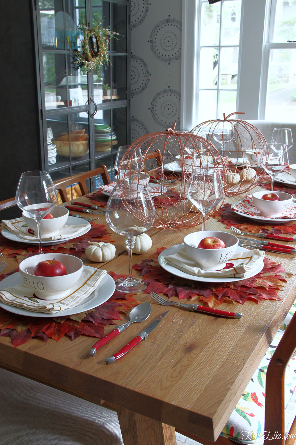 What a fabulous fall leaves tablescape! kellyelko.com #fall #falltablescape #falldecor #fallleaves #thanksgiving #thanksgivingtable #tablescape #diningroom 