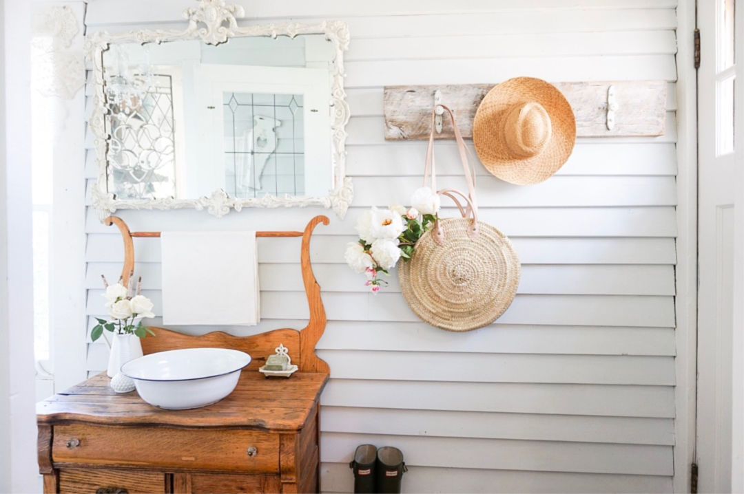 Farmhouse mudroom kellyelko.com #farmhousedecor #farmhousestyle #farmhouse #mudroom