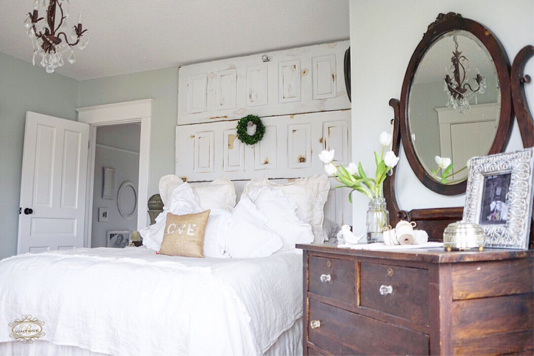 Farmhouse bedroom with antique door headboard kellyelko.com #bedroom #bedroomdecor #headboards #vintagestyle #diyideas #farmhousestyle