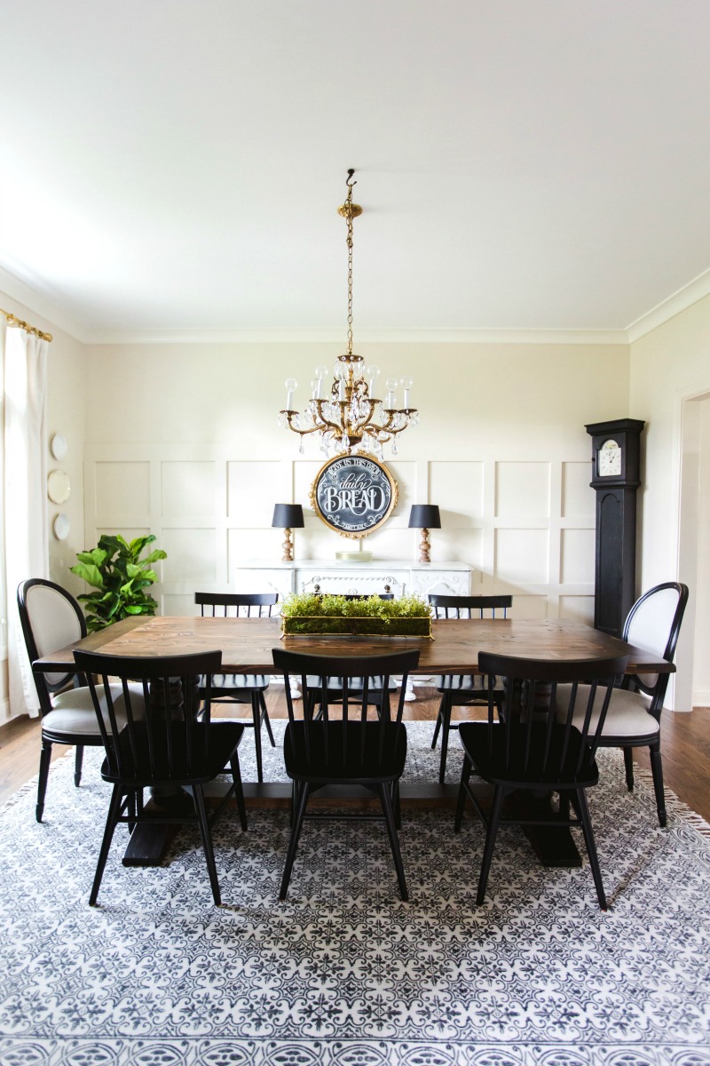 Eclectic Home Tour - love this farmhouse style dining room with mismatched chairs kellyelko.com #diningroom #diningroomfurniture #kitchen #diningroomdecor #eclecticstyle #farmhousestyle #interiordecor