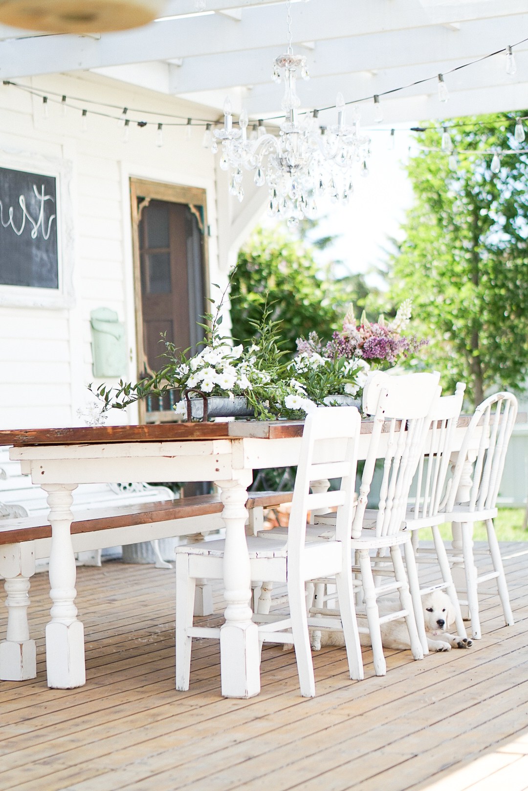Farmhouse porch with table and mismatched chairs kellyelko.com #farmhousestyle #patio #farmhousefurniture #vintagestyle 