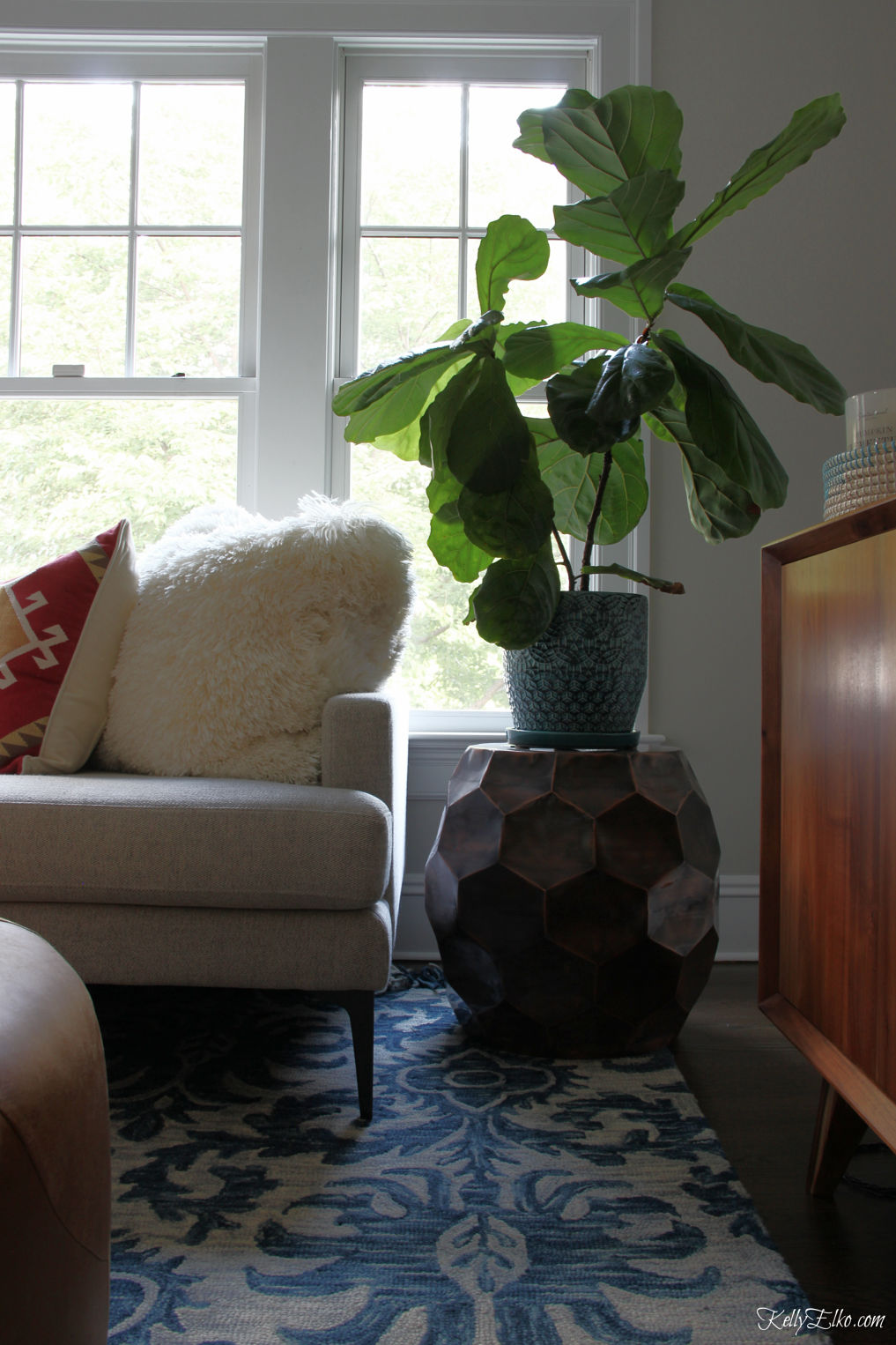 Love this fiddle leaf fig in this boho chic family room kellyelko.com #fiddleleaffig #greenthumb #plants #familyroom #familyroomdecor 