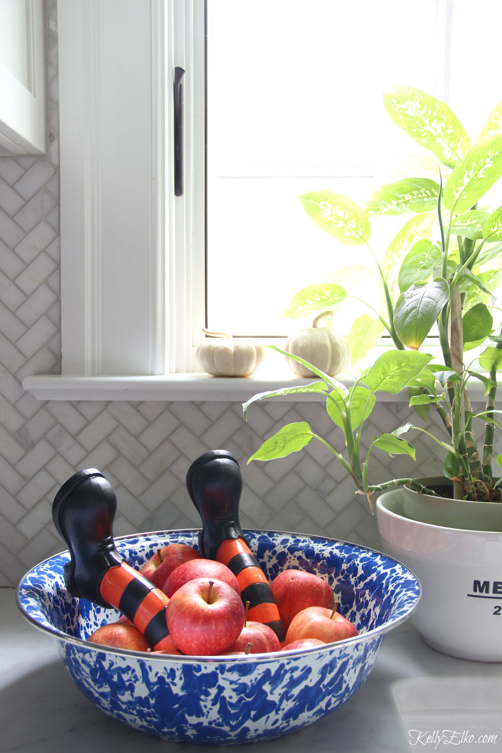 Creative Halloween decorating ideas - love this bowl of apples and witches legs! kellyelko.com #halloween #halloweendecor #halloweendecorations #witch #falldecor