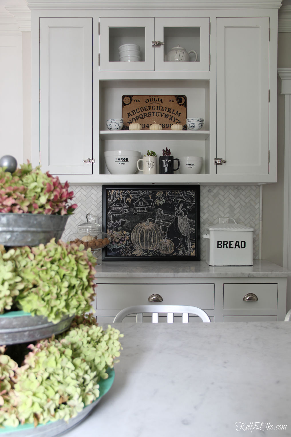 Halloween home tour - this kitchen has simple fall touches like the free chalkboard art kellyelko.com #kitchen #kitchendecor #fallkitchen #halloweendecor #falldecor #chalkboardart 