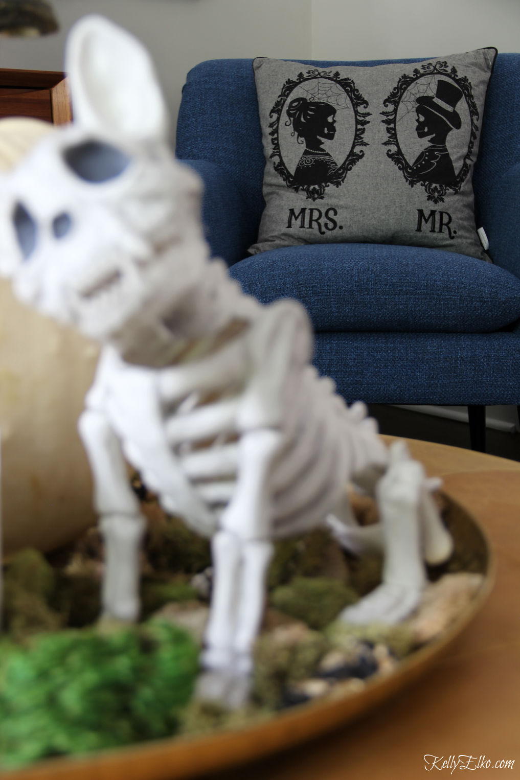 Love this Halloween home tour filled with non scary decorating ideas kellyelko.com #halloween #halloweendecor #halloweendecorations #skeletons