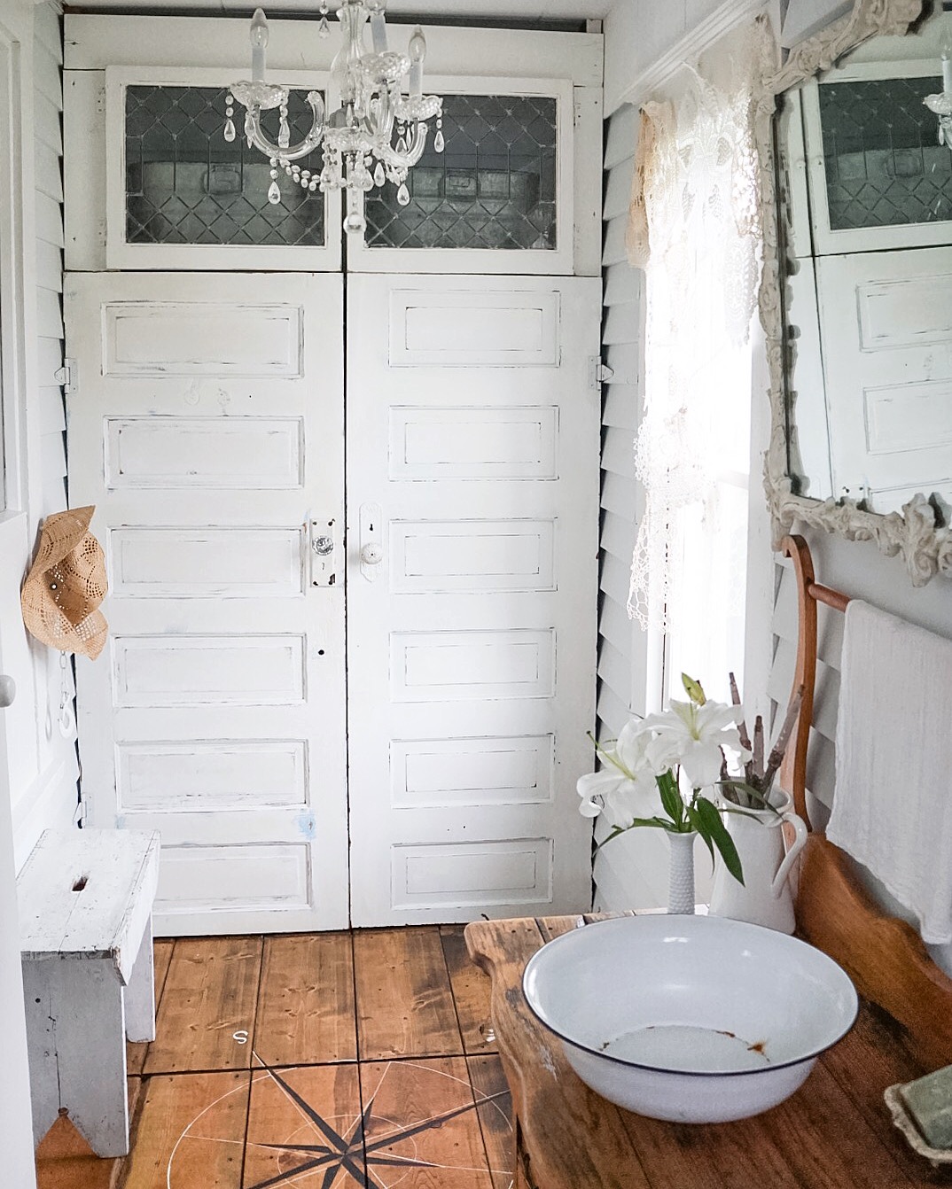 Old house mudroom - love the chippy cabinets and leaded glass kellyelko.com #farmhousestyle #farmhousedecor #oldhouse #mudroom