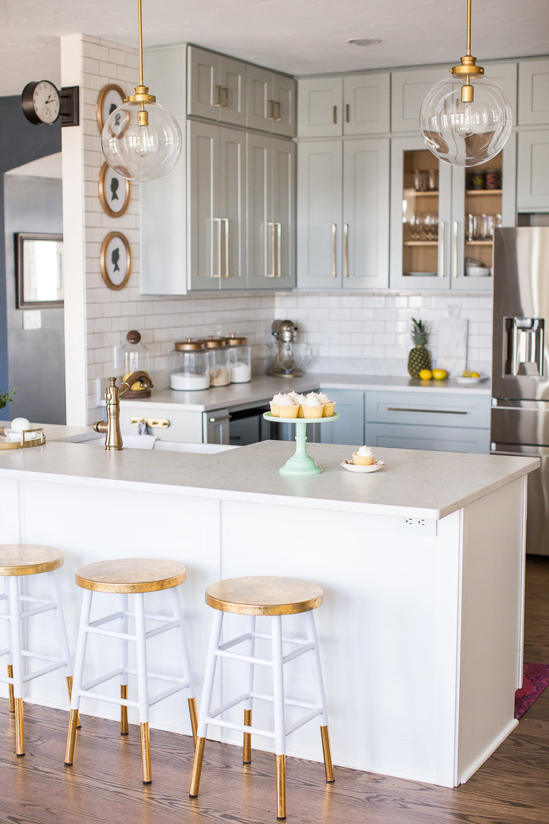 Sincerely Sara D Home Tour - love her DIY kitchen renovation kellyelko.com #kitchen #kitchendecor #kitchenreno #farmhousekitchen 