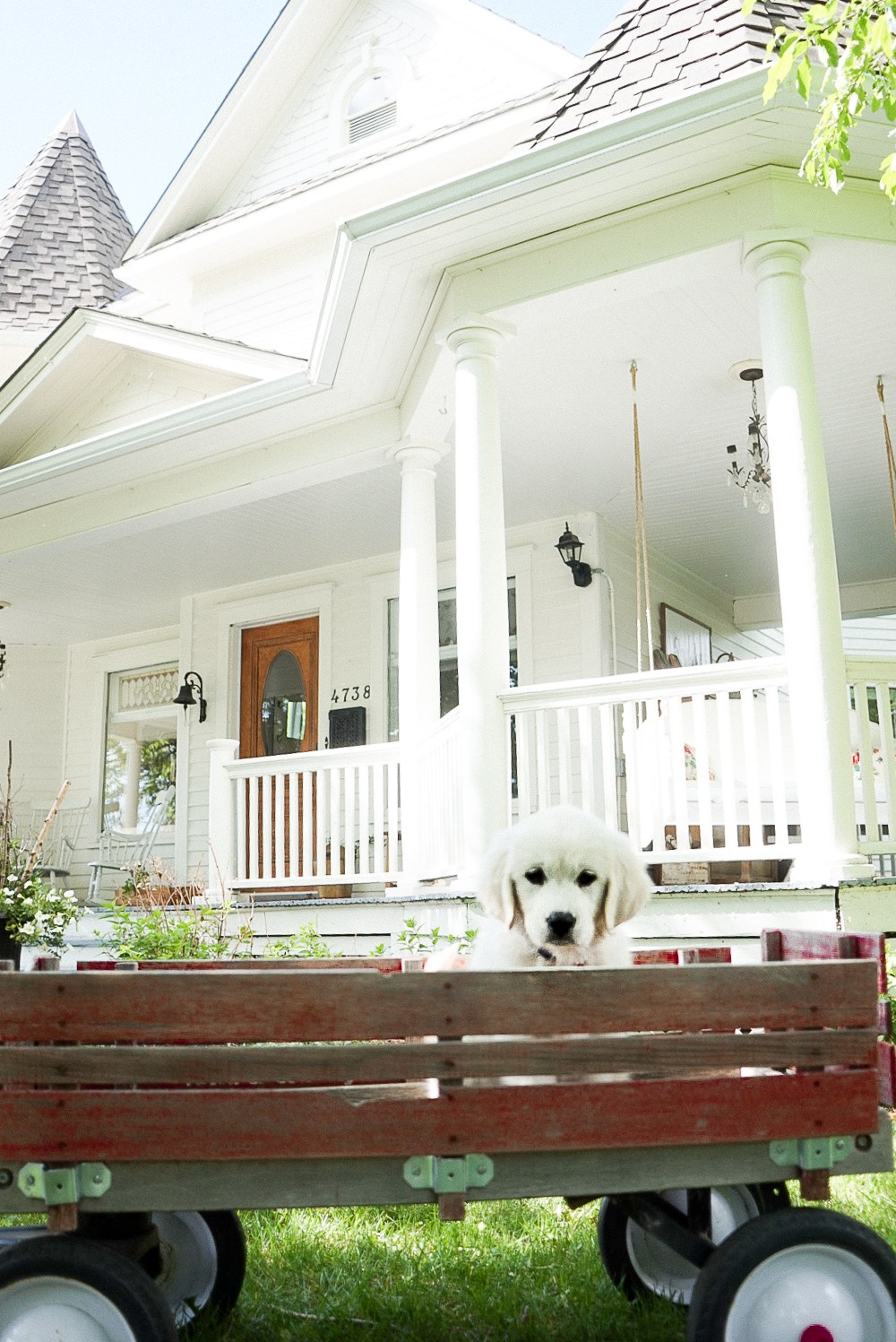 Eclectic Home Tour - love this charming old home with beautiful porch kellyelko.com #oldhome #porch #hometour