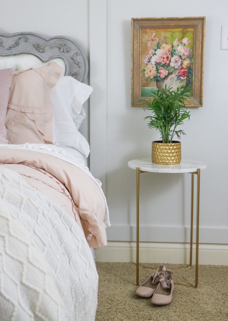 Charming bedroom with floral art kellyelko.com #bedrooms #floralart