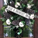 Creative Halloween Home Tour kellyelko.com #halloween #halloweendecor #halloweenwreath #halloweendecorating