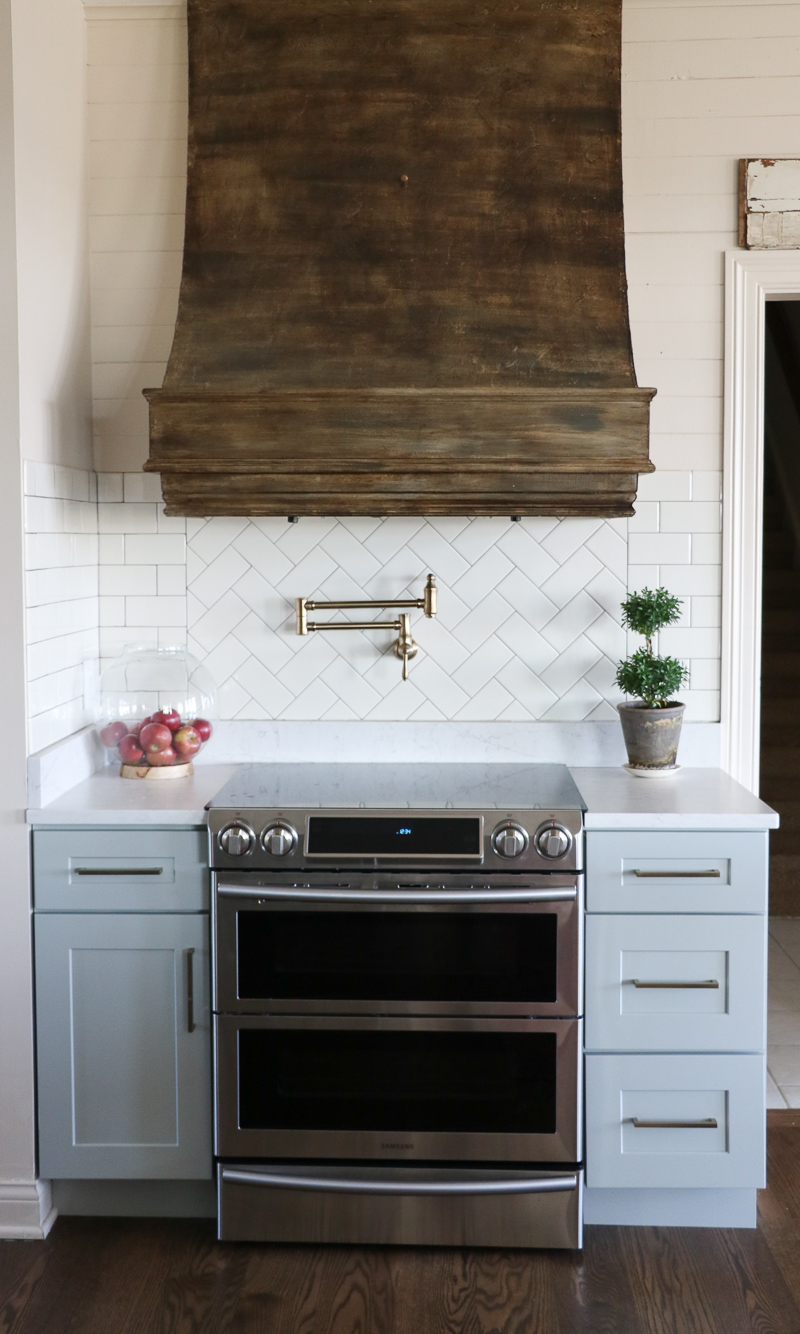 Love this stove vent that is painted to look like real wood! kellyelko.com #kitchen #painttechniques #fauxwood