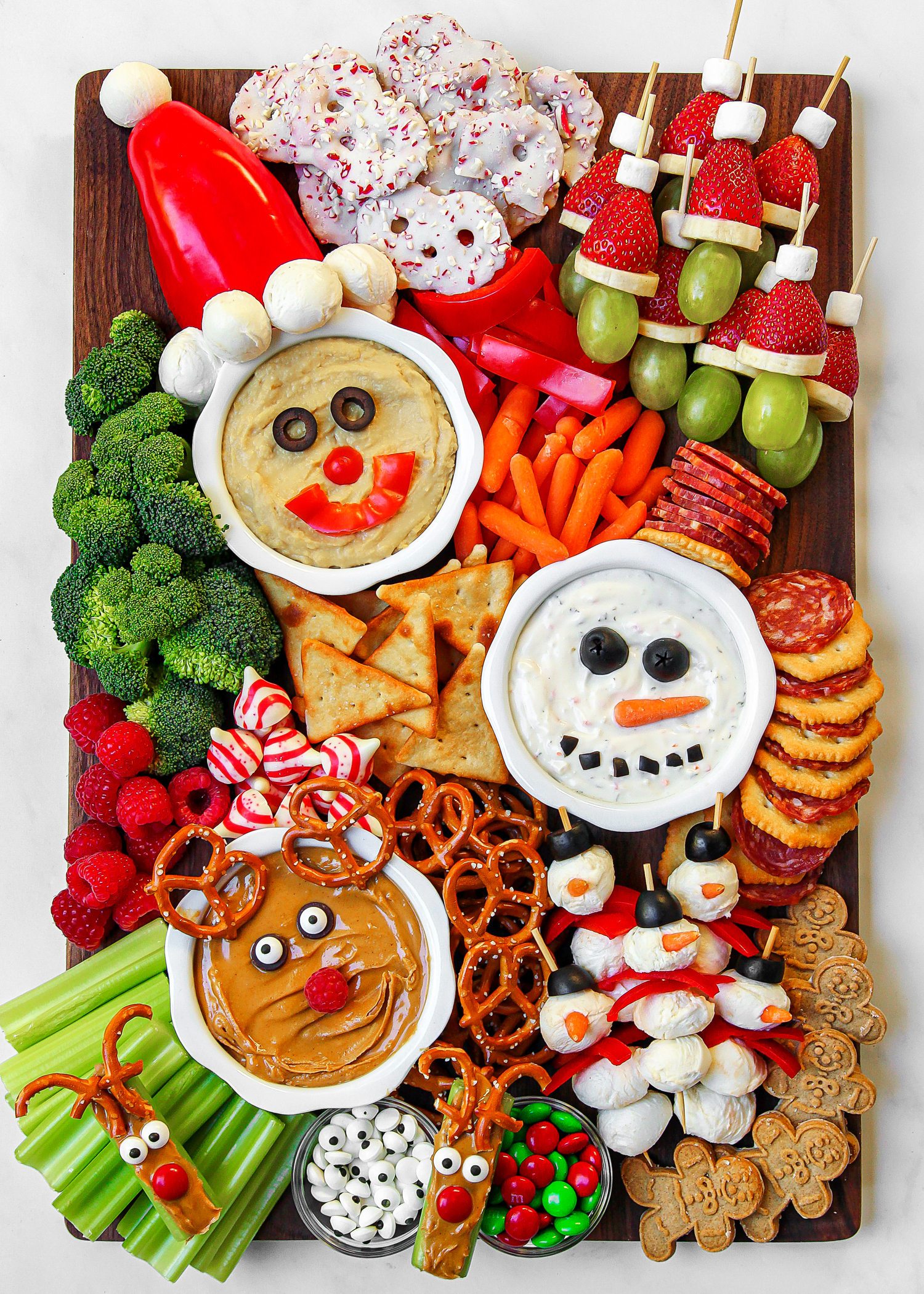 Christmas Candy Charcuterie Snack Board #charcuterie #charcuterieboard #candyboard #snackboard #christmascharcuterie #christmasappetizers #christmasrecipes #partyfood #christmaspartyfood 