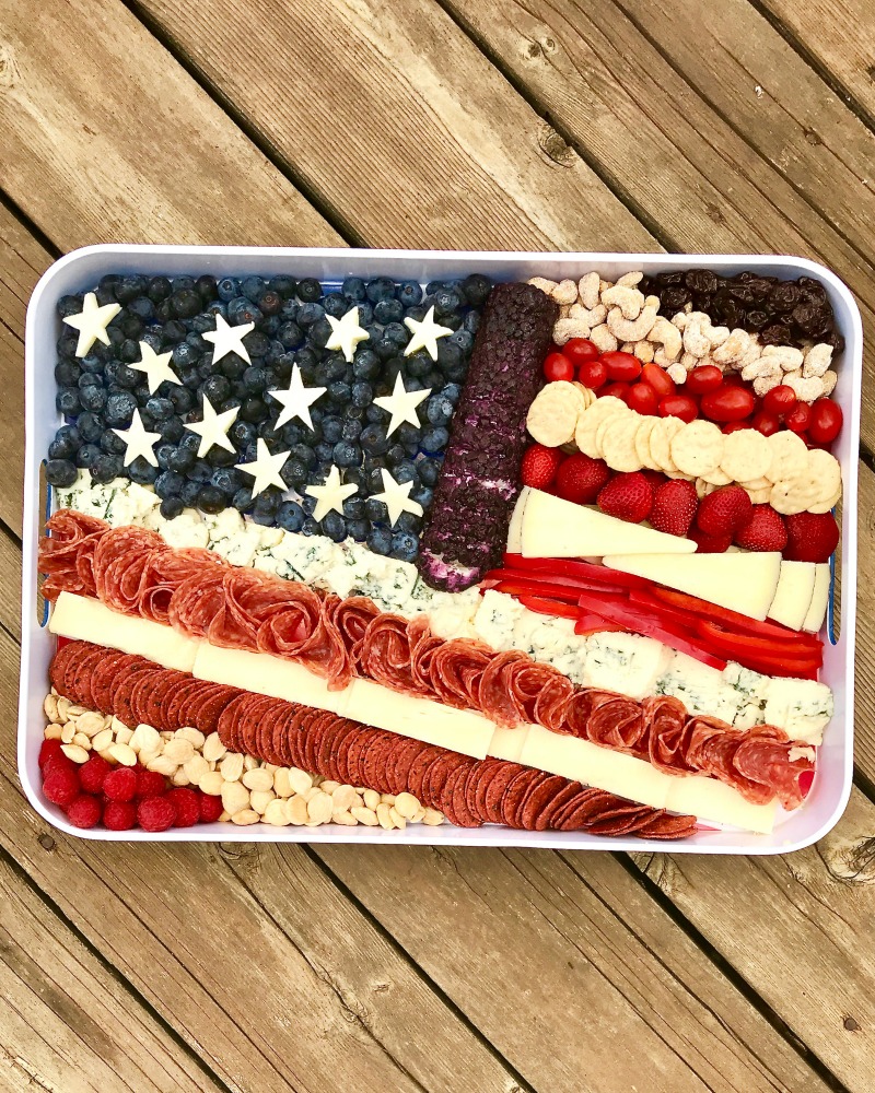 How to make a fun flag snack tray kellyelko.com #fourthofjuly #patriotic #july4th #bbqrecipes #flag #appetizers