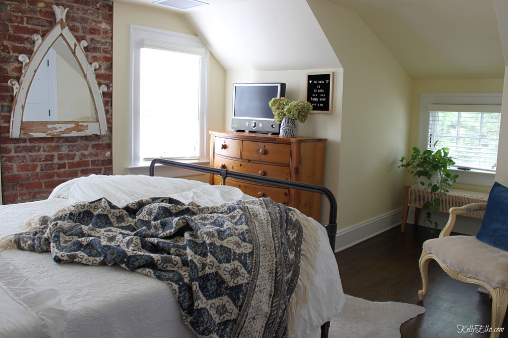 Guest Bedroom Decor - love the exposed brick wall and white bedding kellyelko.com #bedroom #bedroomdecor #bedroomfurniture #bedroomdecorating #guestbedroom 