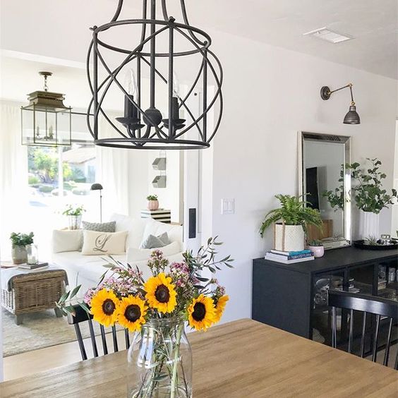 Eclectic Home Tour 1111 Light Lane -love this farmhouse style home kellyelko.com #farmhousestyle #cottagestyle #whitewalls #neutraldecor #diningroom 