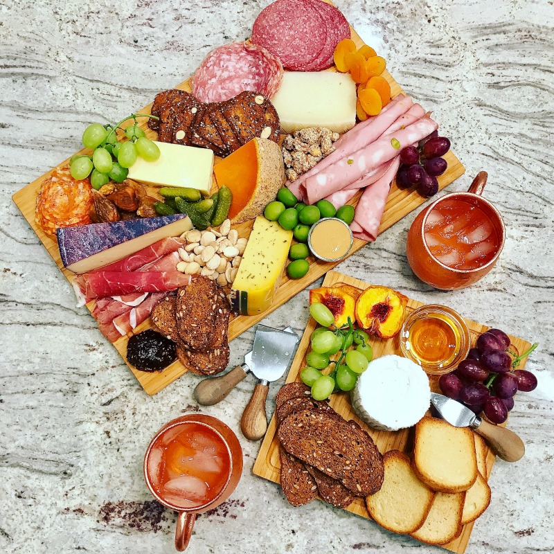 Tips on how to make an epic charcuterie board kellyelko.com #charcuterie #charcuterieboard #snackboard #cheeseboard #appetizers #partyfood 