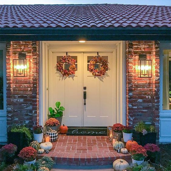 Eclectic Home Tour 1111 Light Lane kellyelko.com #spanishstyle #curbappeal #fall #fallporch #falldecor #pumpkins 