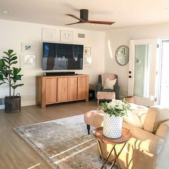 Eclectic Home Tour 1111 Light Lane - love this cozy family room with hardwood floors kellyelko.com #familyroomdecor #tvwall #gallerywall #cottagestyle 