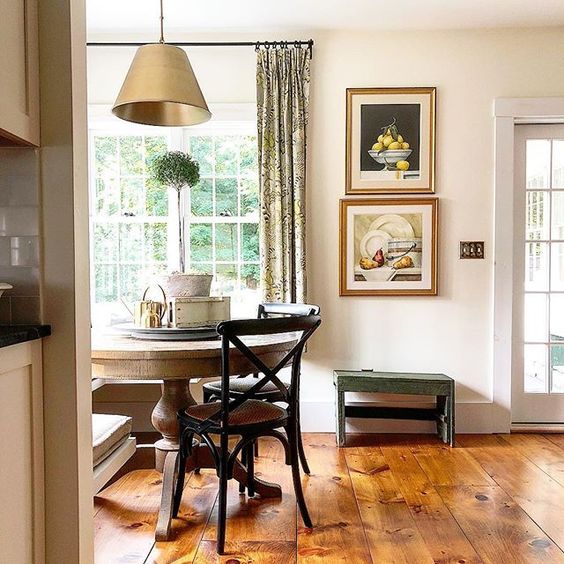 Eclectic Home Tour of The Cobbler Shop on Concord kellyelko.com #farmhouse #farmhousedecor #interiordecor #interiordecorate #kitchen #kitchentable #lighting #cottagestyle #hometour #housetour 