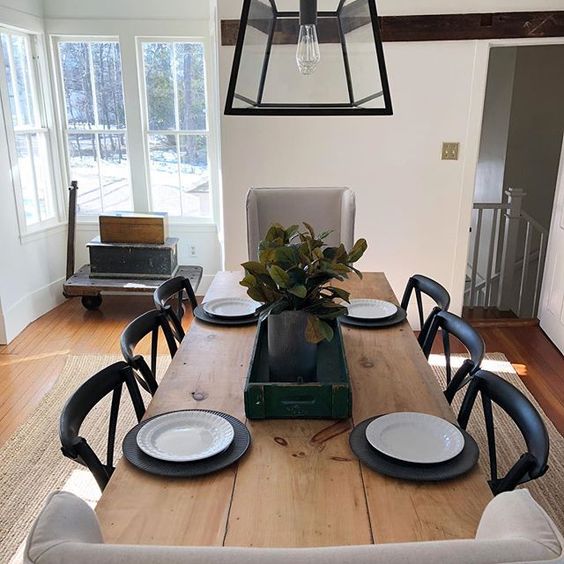 Eclectic Home Tour of The Cobbler Shop on Concord - love the rustic dining room table kellyelko.com #farmhouse #farmhousedecor #interiordecor #interiordecorate #cottagestyle #hometour #housetour #diningroom #diningroomdecor 