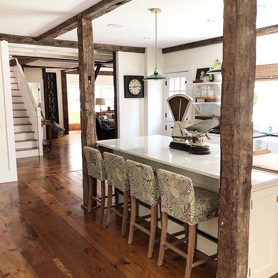 Eclectic Home Tour of The Cobbler Shop on Concord kellyelko.com #farmhouse #farmhousedecor #interiordecor #interiordecorate #farmhousekitchen #kitchens #cottagestyle #hometour #housetour #rusticdecor #whitekitchen