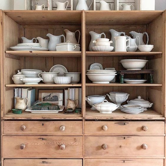 Eclectic Home Tour of The Cobbler Shop on Concord - love the ironstone collection kellyelko.com #farmhouse #farmhousedecor #interiordecor #interiordecorate #collections #ironstone #cottagestyle #hometour #housetour 