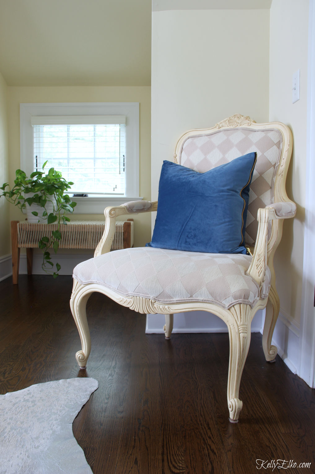 Love this cozy attic bedroom with room for a chair and a cute bench kellyelko.com #bedroomdecor #bedroomfurniture 