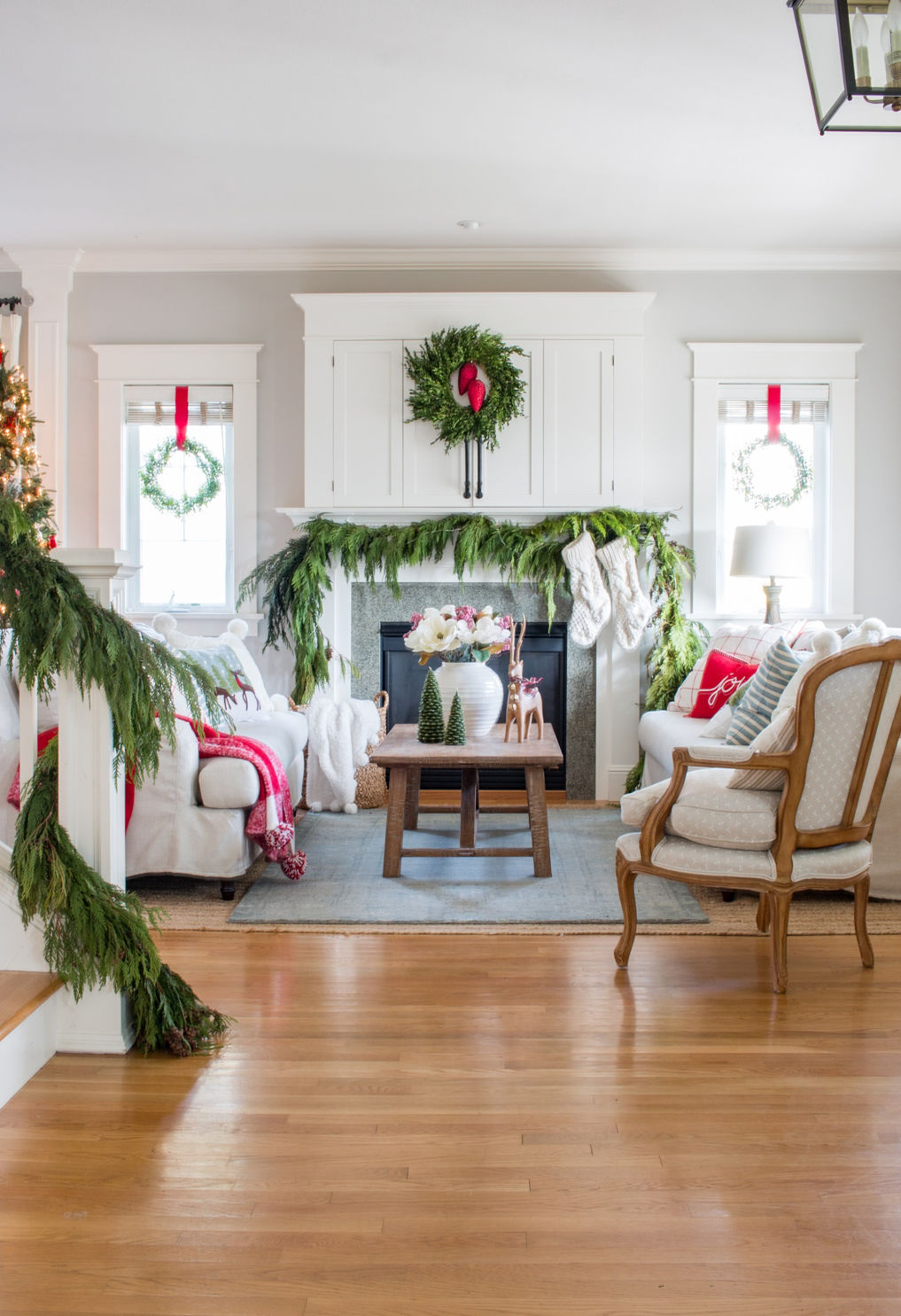 Love this traditional green and red Christmas living room 